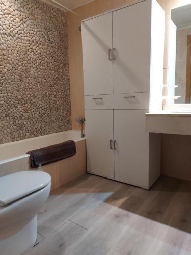 ein Bad mit einem WC und einem Waschbecken in der Unterkunft apartamento moderno en la playa in Villajoyosa