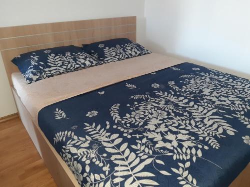 Llit o llits en una habitació de Apartment Blazeski
