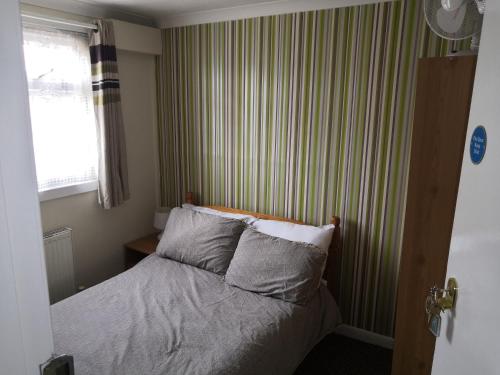 A bed or beds in a room at Seashells Guest House 