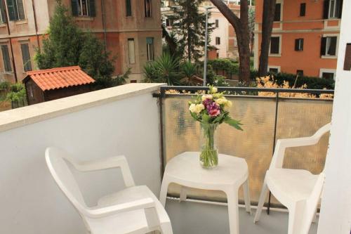 En balkon eller terrasse på St Peter's View Apartment