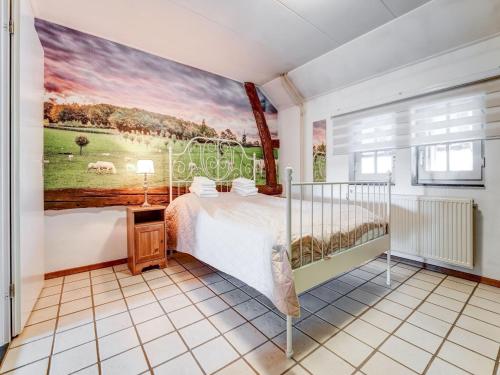 VoerendaalにあるApartment in Ubachsberg near Trailsのベッドと壁に絵が飾られた寝室