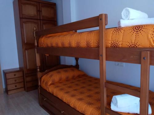 Posteľ alebo postele v izbe v ubytovaní Apartamento familiar.