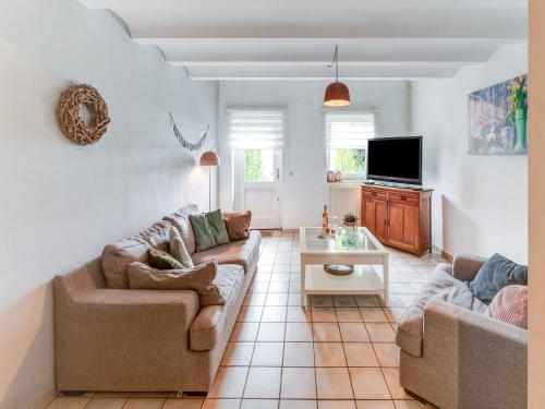 VoerendaalにあるApartment in Ubachsberg near Trailsのソファ2つとテレビのあるリビングルーム