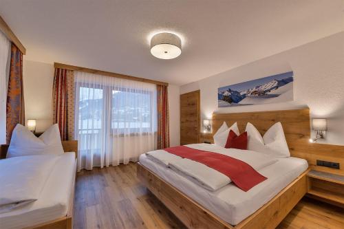 Postel nebo postele na pokoji v ubytování Alpenrose Appartements Burger Evelin