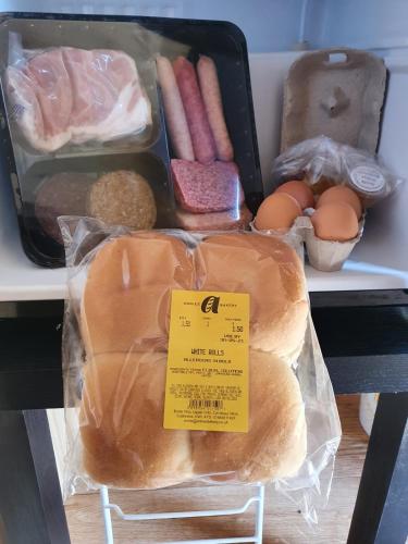 een dienblad met brood en eieren op een plank bij North Point Pods NC500 in Thurso