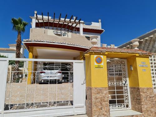 トレ・デル・マールにあるChalet Los Jarronesの黄色い家