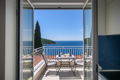 balcón con mesa y vistas al océano en Villa Leoni en Dubrovnik