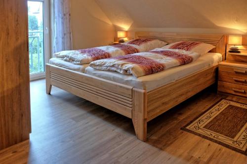 een slaapkamer met een groot bed in een kamer bij Zur Hanse Wohnung 4 5 - Zur Hanse West in Zingst