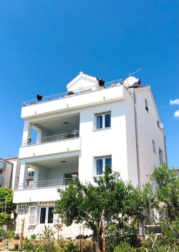 Villa Dani Sea & Pool Apartments