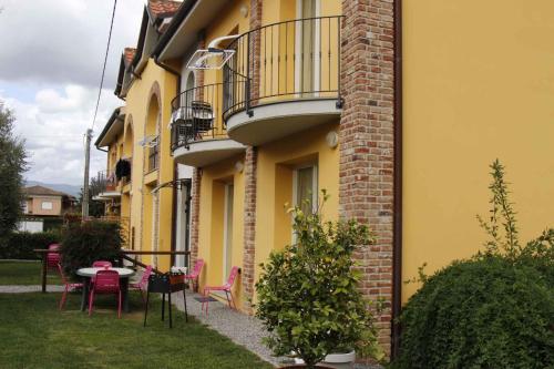 un patio con mesas y sillas junto a un edificio en Apartments in Lucca/Toskana 23966, en San Cassiano a Moriano