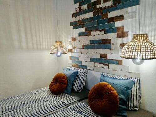 1 dormitorio con 1 cama con 2 lámparas en The Portuguese Element en Faro