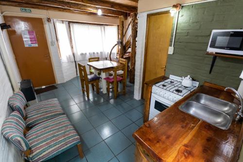 Η κουζίνα ή μικρή κουζίνα στο Cabañas Mai-Hue