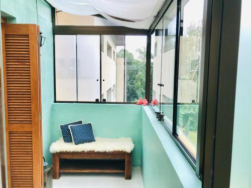 a room with a bench and a window at Refúgio na Serra, um espaço para ser desfrutado! in Gramado