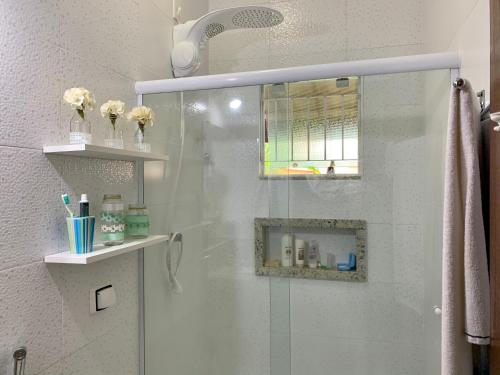 un bagno con doccia con porta in vetro di Casa de Férias para sua Família e seu Pet! a Itatiaia