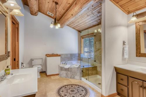 Kylpyhuone majoituspaikassa Log Cabin Estate - Falcon Ridge