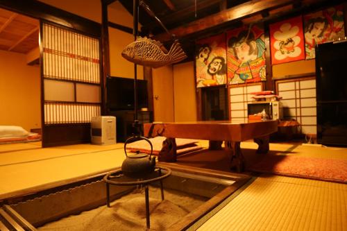 いわき市にある民宿たきた館 guest house TAKITA-KANのピアノとテーブルが備わる部屋