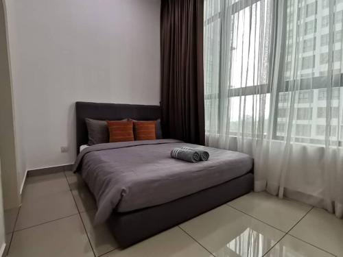 プトラジャヤにあるConezion Residence Putrajaya WiFi Netflixのベッドルーム1室(ベッド1台、大きな窓付)