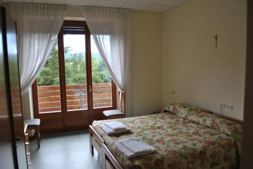 Un pat sau paturi într-o cameră la Lo Scoiattolo