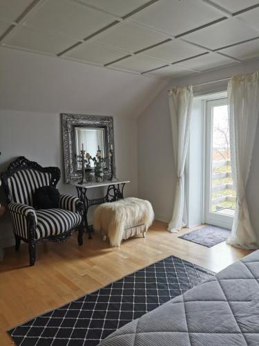 a room with a bed and a table and a window at gl. Havn BnB in Bogense