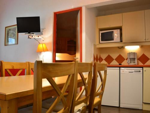 Appartement Bellentre, 3 pièces, 6 personnes - FR-1-329-15にあるテレビまたはエンターテインメントセンター