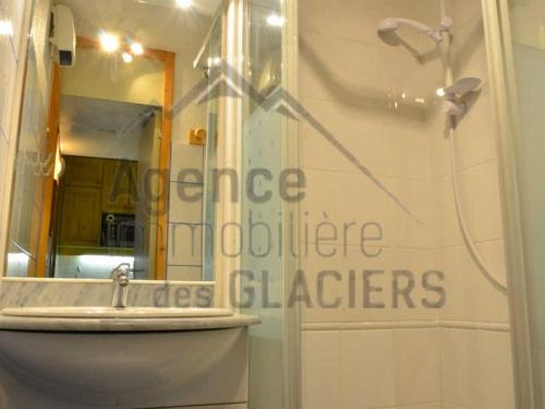 ベラントルにあるStudio Bellentre, 1 pièce, 4 personnes - FR-1-329-24のバスルーム(シャワー、シンク、鏡付)