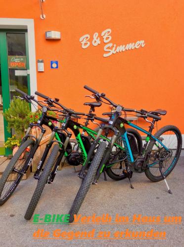 a group of bikes parked in front of a building at B&B Simmer in Obertraun