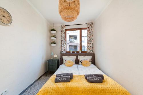 1 dormitorio con 1 cama con 2 almohadas en Mary&Arte Apartments Browar Lubicz, en Cracovia