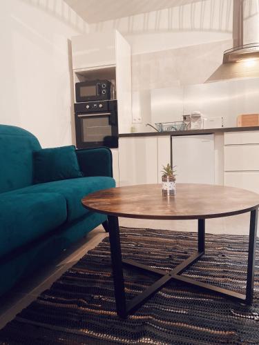 un salon avec une table et un canapé dans l'établissement L’Atelier, Appartement rénové à 100 mètres du Canal, à Sète