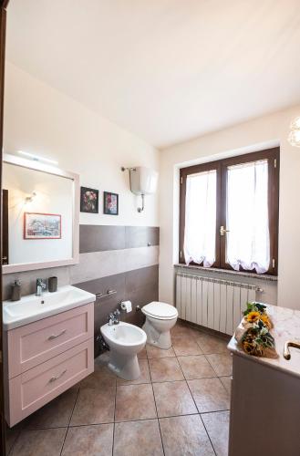 a bathroom with a toilet and a sink at Poggio della Stella in Blera