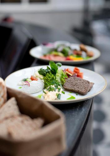 twee borden eten op een tafel bij Rezydencja Sowa in Bydgoszcz