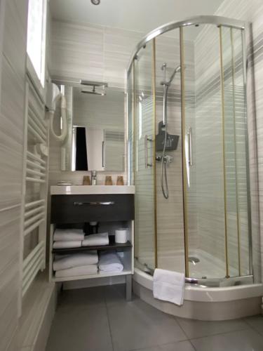 坎城的住宿－盧滕西亞酒店，带淋浴和盥洗盆的浴室