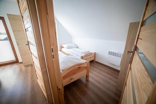 Un pat sau paturi într-o cameră la Prowincja Tatra Cottages