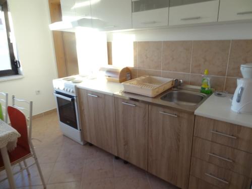 Ilsad apartments - Apartment with pool 80 meters from sea - Great locationにあるキッチンまたは簡易キッチン