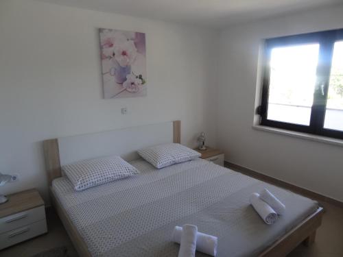 Postel nebo postele na pokoji v ubytování Modern island apartment with pool 80 meters from the sea A