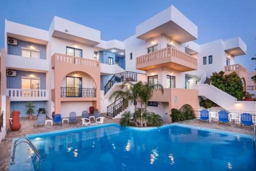 Villa con piscina frente a un edificio en Esplanade Apartments en Kalathas