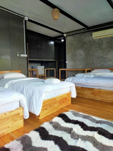 Postel nebo postele na pokoji v ubytování Smile Box Coffee & Resort