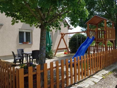 Kawasan permainan kanak-kanak di Borostyánkert Étterem & Vendégház