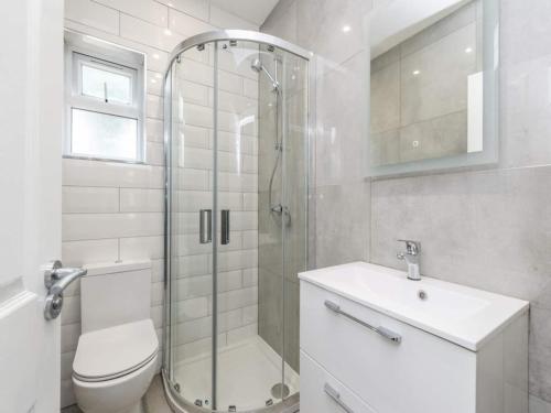 ein Bad mit einer Dusche, einem WC und einem Waschbecken in der Unterkunft Charming 2 bedrooms Flat in Plumstead in London