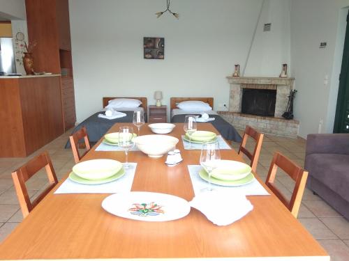 Ayía Marína的住宿－MARMARI MEGALI AMMOS OASIS Apartment & Studio，用餐室配有桌椅和壁炉