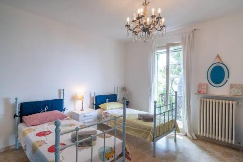 Villa Rosa del Garda tesisinde bir odada yatak veya yataklar