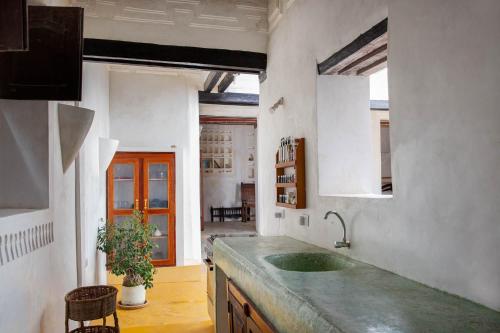 cocina con fregadero y encimera en Makubwa House, en Lamu