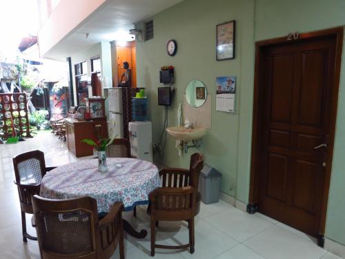 Gallery image of Enny's Guest House in Malang