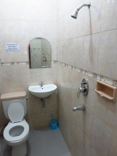 Ένα μπάνιο στο Enny's Guest House