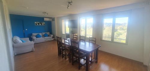 - un salon avec une table à manger et un canapé dans l'établissement Siber & Sandrine, à La Seyne-sur-Mer