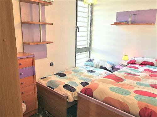1 dormitorio con 1 cama y vestidor en Duplex Near Center Wifi, en Valencia