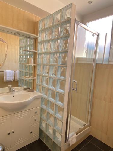 Bilik mandi di Hotel Lutetia