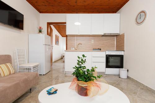 cocina y sala de estar con sofá y mesa en (Apt.4) Lofos Apartments in Vergia Halkidiki, en Sozopoli