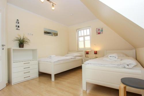 two beds in a room with a attic at Darß Idyll in Prerow