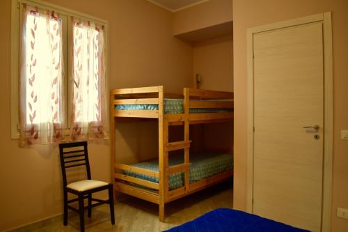 1 dormitorio con 2 literas y 1 silla en tra il borgo e il mare, en Cervo