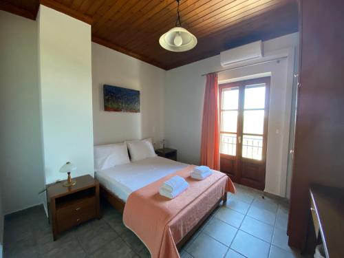 Katil atau katil-katil dalam bilik di Lefkada Villas by Omikron Selections